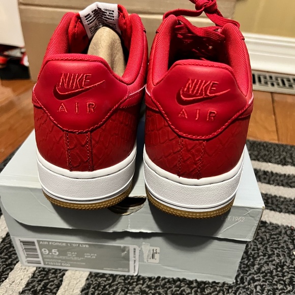 Like new Nike Air Force 1 shoes - men’s 9.5 University red - Picture 4 of 5
